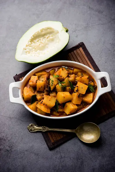 Kaccha Papita Sabji ya da Raw Papaya Sabzi, bir karahi ya da kase içinde servis edilir. seçici odak