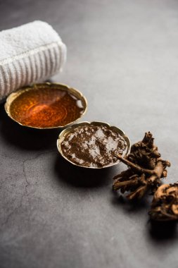 Ayurvedic Chitrak Bal Surat maskesi Plumbago zeylanica ve Shahad kullanarak yapıldı
