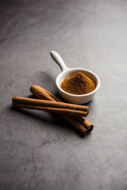 Hindistan 'dan Dalchini ya da Dalcheenee masala olarak da bilinen toz tarçın ve çubuklar, seçici odaklanma