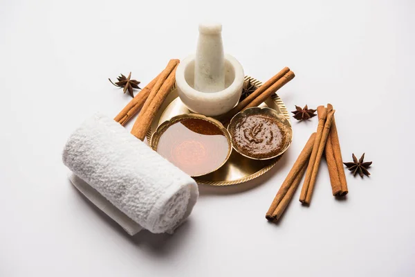 Cinnamon Honey Ayurvedic Face Mask Made Using Daalacheenee Dalchini Powder — Stock Photo, Image