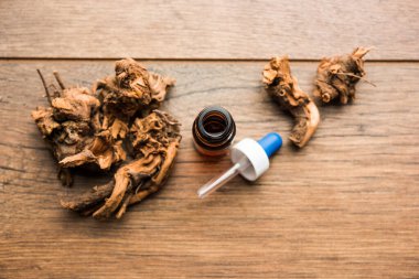 Şişedeki Ayurvedic Chitrak esaslı yağı. Plumbago zeylanica özütü..