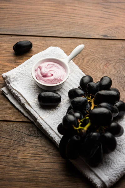 Black Grapes Yogurt Honey Mix Face Mask Cream Skin Dark — Stock Photo, Image