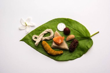 Hindu Puja betel yaprağı, supari, janeu, badem, hurma, zerdeçal, kurutulmuş hindistancevizi ve 1 rupi bozuk parayla jaggery. Vedic ayinlerinde önemli bir parça. seçici odak