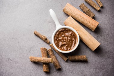 Mulethi veya jeshthamadh ve Chandan tozu kullanılarak yapılan Ayurvedic Meyankökü Sandal ağacı Maskesi. seçici odak