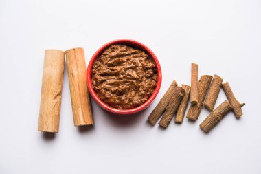 Mulethi veya jeshthamadh ve Chandan tozu kullanılarak yapılan Ayurvedic Meyankökü Sandal ağacı Maskesi. seçici odak
