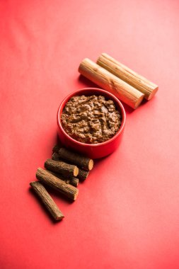 Mulethi veya jeshthamadh ve Chandan tozu kullanılarak yapılan Ayurvedic Meyankökü Sandal ağacı Maskesi. seçici odak