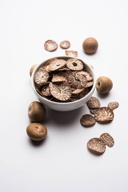 Hindistan 'da Supari dilimleri olarak da bilinen bir kasede Betel fındık cipsi, Paan Masala' da kullanılır.