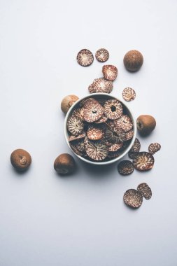 Hindistan 'da Supari dilimleri olarak da bilinen bir kasede Betel fındık cipsi, Paan Masala' da kullanılır.