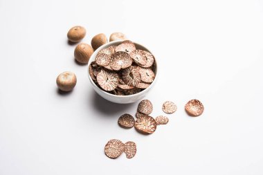 Hindistan 'da Supari dilimleri olarak da bilinen bir kasede Betel fındık cipsi, Paan Masala' da kullanılır.