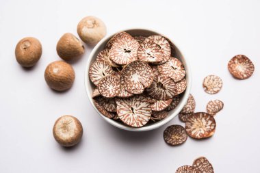Hindistan 'da Supari dilimleri olarak da bilinen bir kasede Betel fındık cipsi, Paan Masala' da kullanılır.