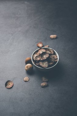 Hindistan 'da Supari dilimleri olarak da bilinen bir kasede Betel fındık cipsi, Paan Masala' da kullanılır.