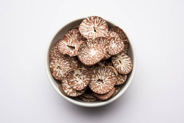 Hindistan 'da Supari dilimleri olarak da bilinen bir kasede Betel fındık cipsi, Paan Masala' da kullanılır.