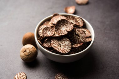 Hindistan 'da Supari dilimleri olarak da bilinen bir kasede Betel fındık cipsi, Paan Masala' da kullanılır.
