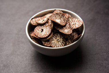 Hindistan 'da Supari dilimleri olarak da bilinen bir kasede Betel fındık cipsi, Paan Masala' da kullanılır.