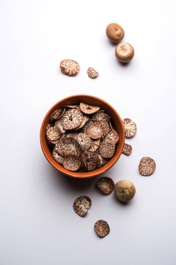 Hindistan 'da Supari dilimleri olarak da bilinen bir kasede Betel fındık cipsi, Paan Masala' da kullanılır.