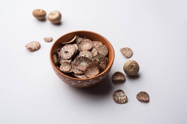 Hindistan 'da Supari dilimleri olarak da bilinen bir kasede Betel fındık cipsi, Paan Masala' da kullanılır.