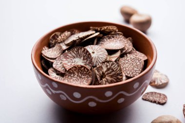 Hindistan 'da Supari dilimleri olarak da bilinen bir kasede Betel fındık cipsi, Paan Masala' da kullanılır.