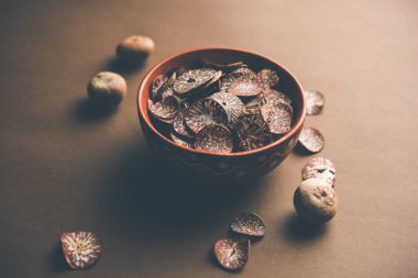 Hindistan 'da Supari dilimleri olarak da bilinen bir kasede Betel fındık cipsi, Paan Masala' da kullanılır.