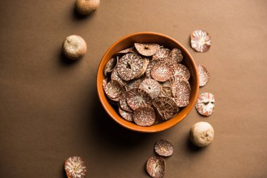 Hindistan 'da Supari dilimleri olarak da bilinen bir kasede Betel fındık cipsi, Paan Masala' da kullanılır.