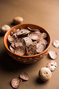 Hindistan 'da Supari dilimleri olarak da bilinen bir kasede Betel fındık cipsi, Paan Masala' da kullanılır.