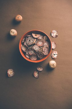 Hindistan 'da Supari dilimleri olarak da bilinen bir kasede Betel fındık cipsi, Paan Masala' da kullanılır.