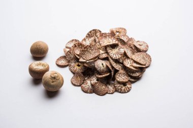 Hindistan 'da Supari dilimleri olarak da bilinen bir kasede Betel fındık cipsi, Paan Masala' da kullanılır.