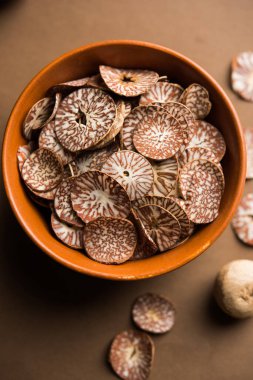 Hindistan 'da Supari dilimleri olarak da bilinen bir kasede Betel fındık cipsi, Paan Masala' da kullanılır.