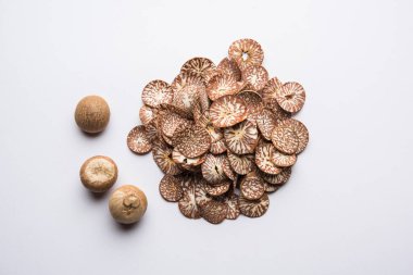 Hindistan 'da Supari dilimleri olarak da bilinen bir kasede Betel fındık cipsi, Paan Masala' da kullanılır.