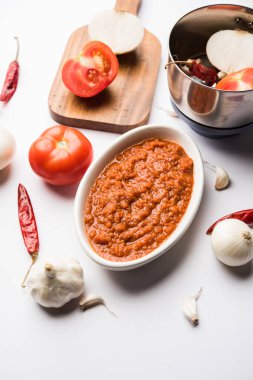 Hint sosu için soğan domatesli masala ya da püre, çiğ tamatar, ödeme ve lehsun ve kırmızı biber ile servis edilir, seçici odaklı.