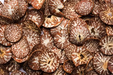 Hindistan 'da Supari dilimleri olarak da bilinen bir kasede Betel fındık cipsi, Paan Masala' da kullanılır.
