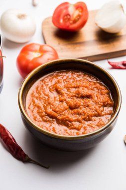 Hint sosu için soğan domatesli masala ya da püre, çiğ tamatar, ödeme ve lehsun ve kırmızı biber ile servis edilir, seçici odaklı.