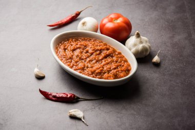 Hint sosu için soğan domatesli masala ya da püre, çiğ tamatar, ödeme ve lehsun ve kırmızı biber ile servis edilir, seçici odaklı.