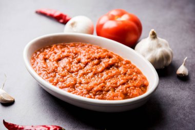 Hint sosu için soğan domatesli masala ya da püre, çiğ tamatar, ödeme ve lehsun ve kırmızı biber ile servis edilir, seçici odaklı.