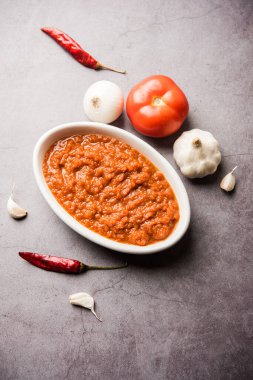Hint sosu için soğan domatesli masala ya da püre, çiğ tamatar, ödeme ve lehsun ve kırmızı biber ile servis edilir, seçici odaklı.