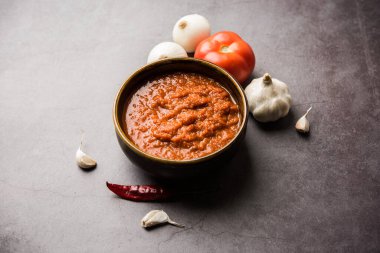 Hint sosu için soğan domatesli masala ya da püre, çiğ tamatar, ödeme ve lehsun ve kırmızı biber ile servis edilir, seçici odaklı.