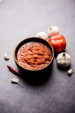 Hint sosu için soğan domatesli masala ya da püre, çiğ tamatar, ödeme ve lehsun ve kırmızı biber ile servis edilir, seçici odaklı.