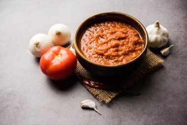 Hint sosu için soğan domatesli masala ya da püre, çiğ tamatar, ödeme ve lehsun ve kırmızı biber ile servis edilir, seçici odaklı.