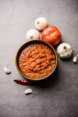 Hint sosu için soğan domatesli masala ya da püre, çiğ tamatar, ödeme ve lehsun ve kırmızı biber ile servis edilir, seçici odaklı.