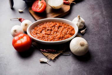 Hint sosu için soğan domatesli masala ya da püre, çiğ tamatar, ödeme ve lehsun ve kırmızı biber ile servis edilir, seçici odaklı.