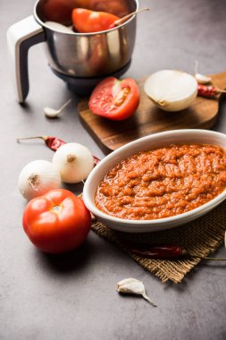 Hint sosu için soğan domatesli masala ya da püre, çiğ tamatar, ödeme ve lehsun ve kırmızı biber ile servis edilir, seçici odaklı.
