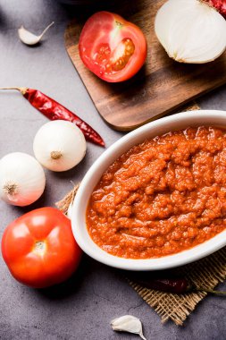 Hint sosu için soğan domatesli masala ya da püre, çiğ tamatar, ödeme ve lehsun ve kırmızı biber ile servis edilir, seçici odaklı.