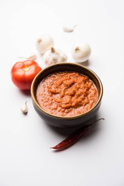 Hint sosu için soğan domatesli masala ya da püre, çiğ tamatar, ödeme ve lehsun ve kırmızı biber ile servis edilir, seçici odaklı.