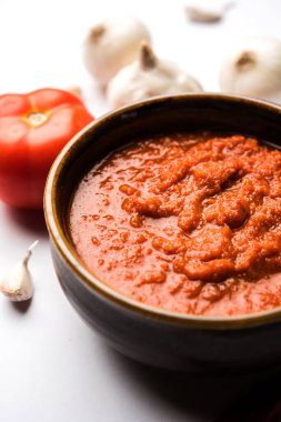 Hint sosu için soğan domatesli masala ya da püre, çiğ tamatar, ödeme ve lehsun ve kırmızı biber ile servis edilir, seçici odaklı.