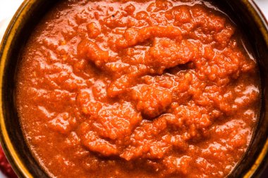 Hint sosu için soğan domatesli masala ya da püre, çiğ tamatar, ödeme ve lehsun ve kırmızı biber ile servis edilir, seçici odaklı.