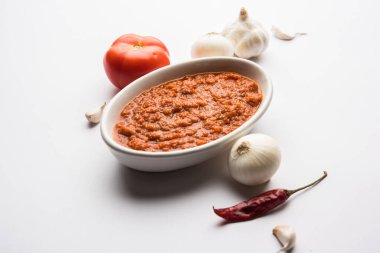 Hint sosu için soğan domatesli masala ya da püre, çiğ tamatar, ödeme ve lehsun ve kırmızı biber ile servis edilir, seçici odaklı.