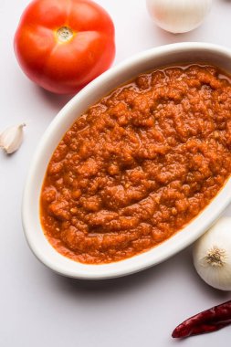 Hint sosu için soğan domatesli masala ya da püre, çiğ tamatar, ödeme ve lehsun ve kırmızı biber ile servis edilir, seçici odaklı.