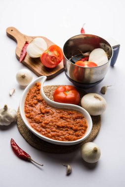 Hint sosu için soğan domatesli masala ya da püre, çiğ tamatar, ödeme ve lehsun ve kırmızı biber ile servis edilir, seçici odaklı.
