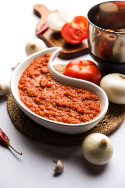 Hint sosu için soğan domatesli masala ya da püre, çiğ tamatar, ödeme ve lehsun ve kırmızı biber ile servis edilir, seçici odaklı.