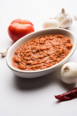 Hint sosu için soğan domatesli masala ya da püre, çiğ tamatar, ödeme ve lehsun ve kırmızı biber ile servis edilir, seçici odaklı.