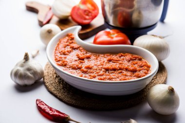 Hint sosu için soğan domatesli masala ya da püre, çiğ tamatar, ödeme ve lehsun ve kırmızı biber ile servis edilir, seçici odaklı.